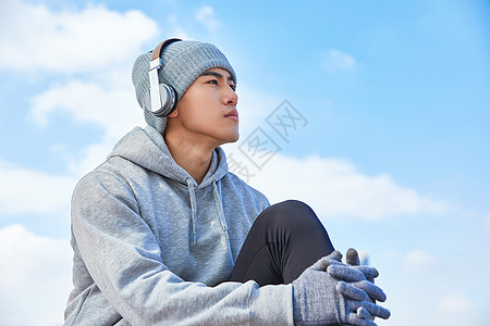 健身男性运动男青年带耳机听音乐背景