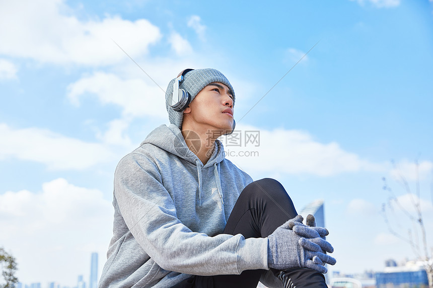 运动男青年带耳机听音乐图片