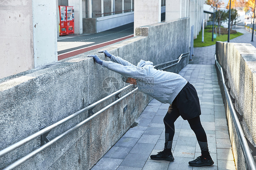 年轻男性户外运动拉伸图片