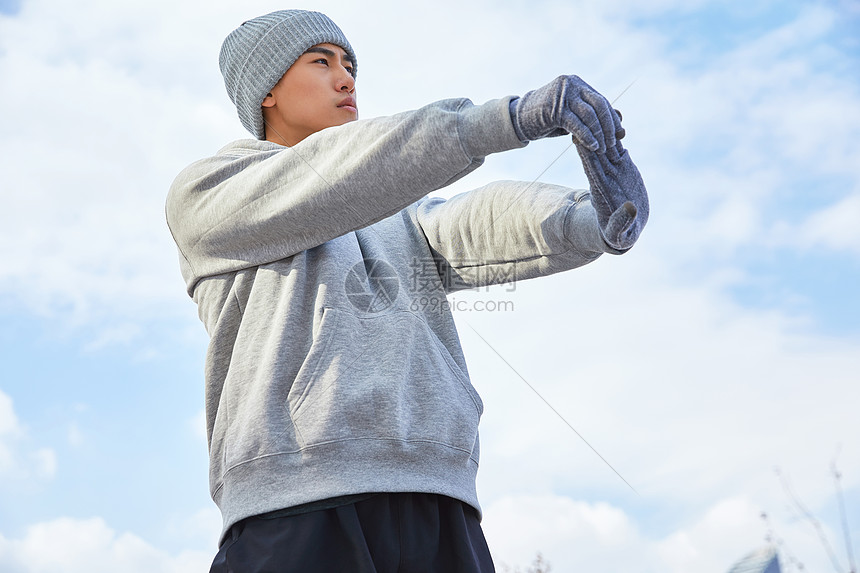 年轻男性户外运动拉伸图片