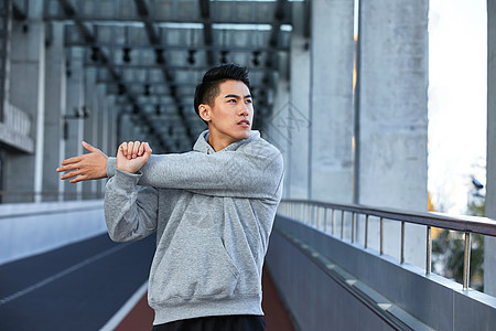 年轻男性户外运动拉伸高清图片