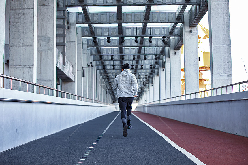 男青年户外跑步背影