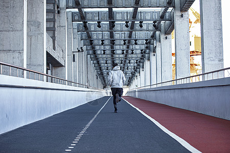 男青年户外跑步背影图片