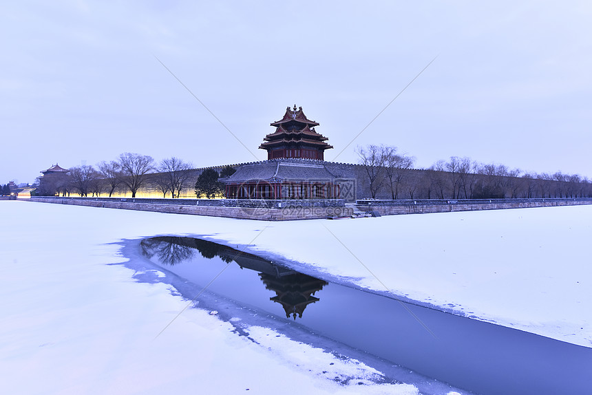 故宫紫禁城角楼的雪景图片