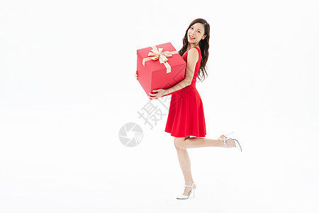 抱着红色礼物盒的女性背景图片
