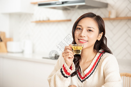 居家女性冬季喝养生茶图片