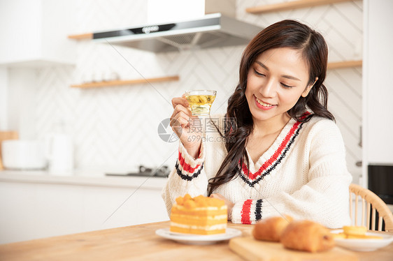 居家女性冬季喝养生茶图片