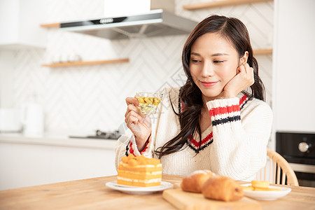 居家女性冬季喝养生茶图片