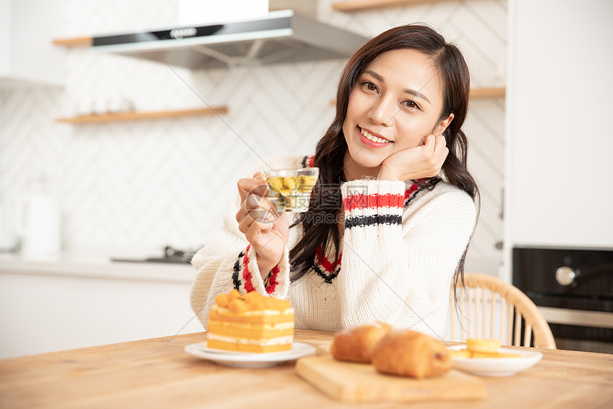 居家女性冬季喝养生茶图片