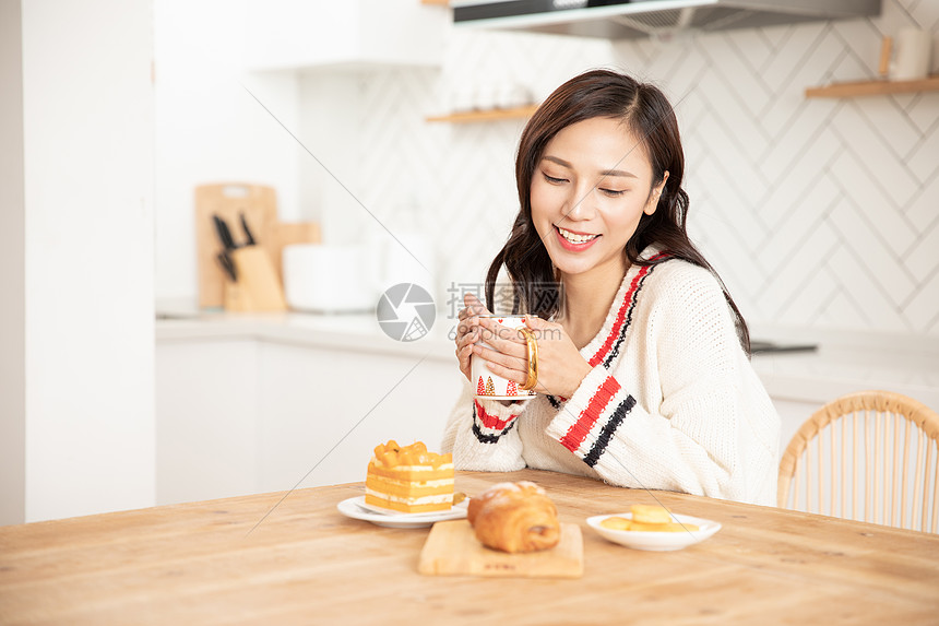 冬季居家女性喝下午茶吃蛋糕面包图片