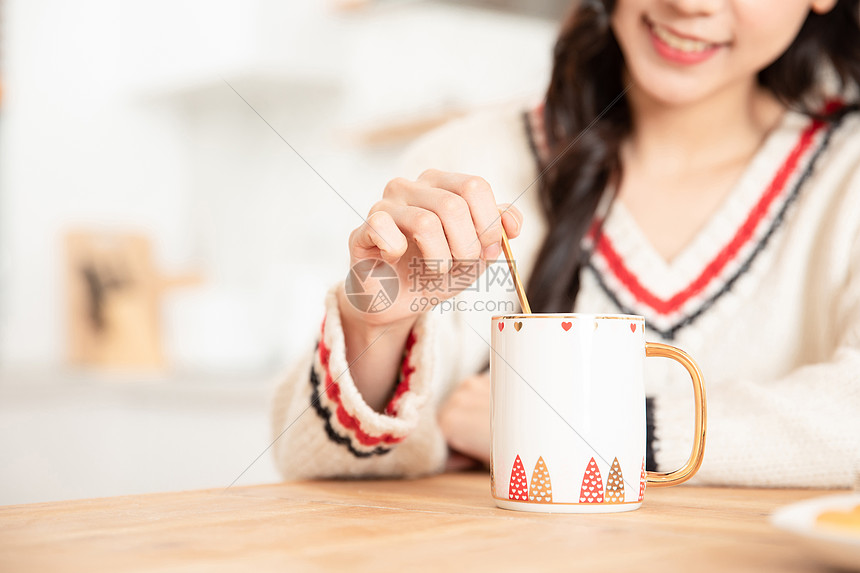 冬季居家青年女性喝咖啡图片