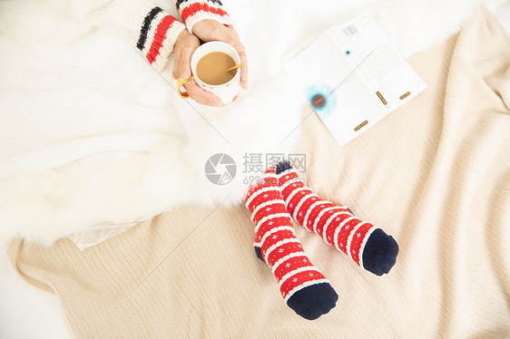 冬季居家女性保暖穿着棉袜喝咖啡图片