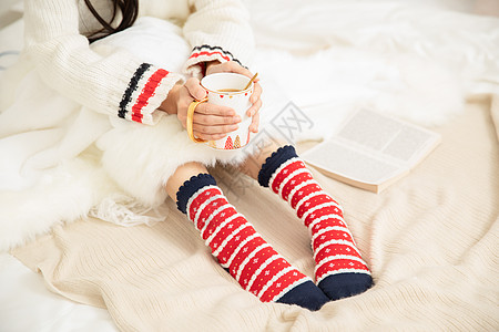 冬季居家女性保暖穿着棉袜喝咖啡高清图片
