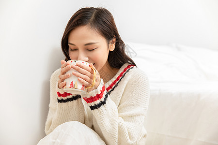 温暖冬季冬季居家女性拿着马克杯背景