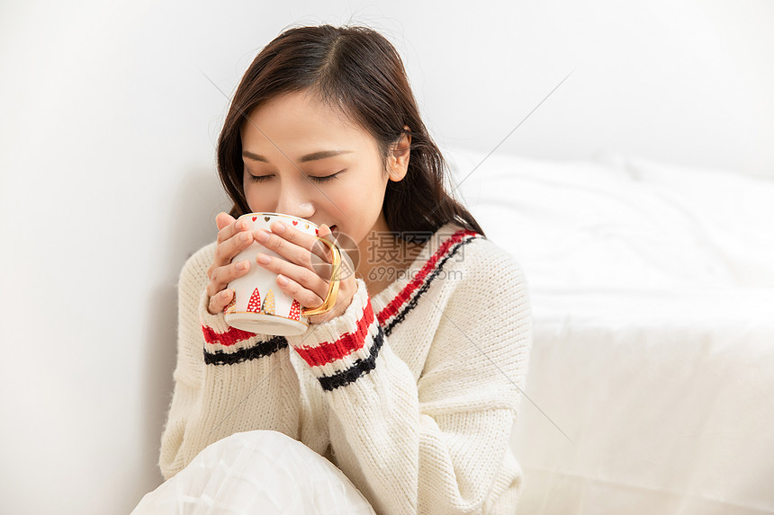 冬季居家女性拿着马克杯图片