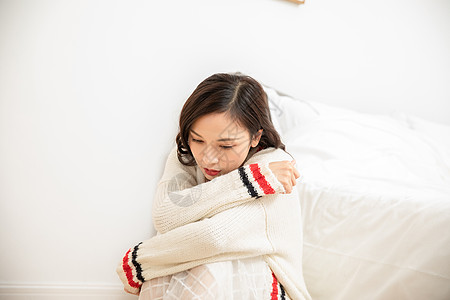 居家女性床边伤心思考高清图片