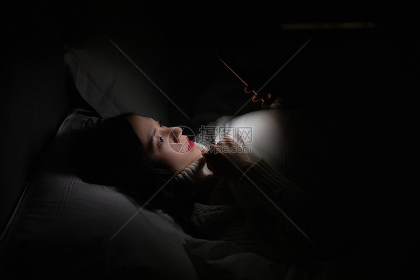 青年女性夜晚熬夜玩手机
