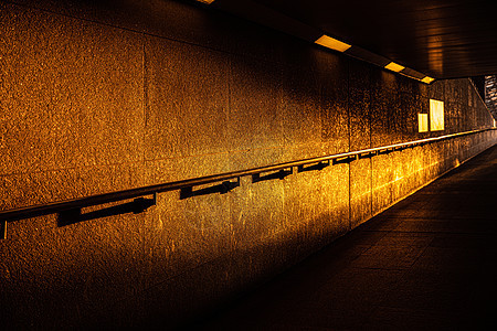 夕阳下的高铁候车通道图片
