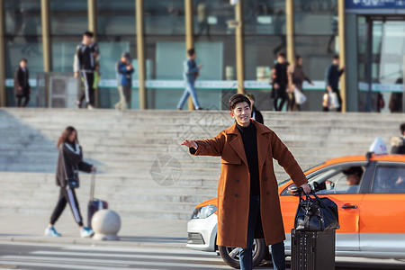 回家旅途青年男性高铁站外打车背景