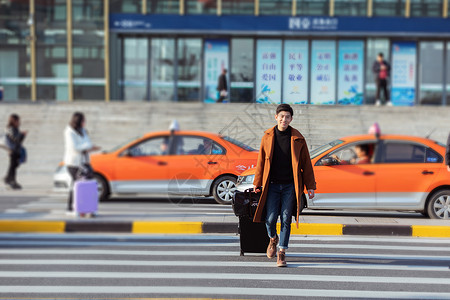 青年男性高铁站外打车图片