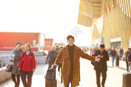 回家拥抱青年男性春节回家背景