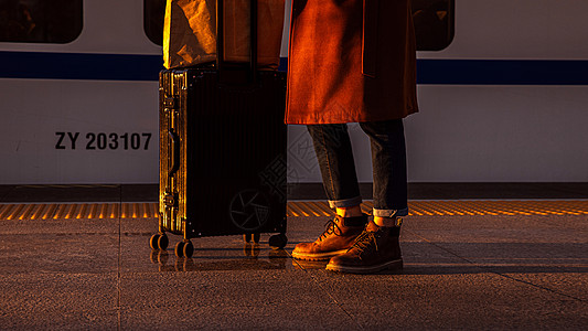 回家旅途商务男性赶高铁特写背景