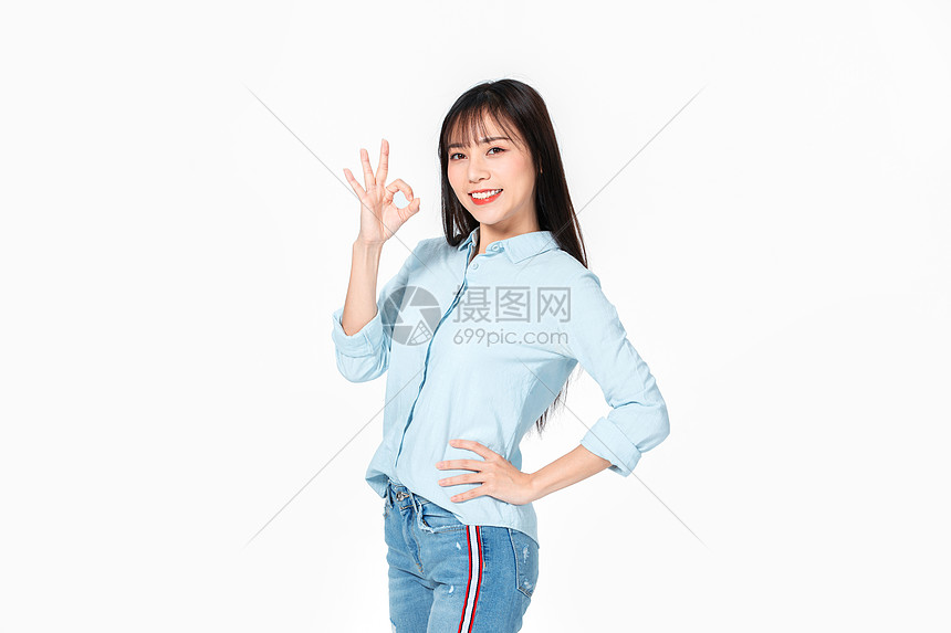成人教育美女大学生ok手势