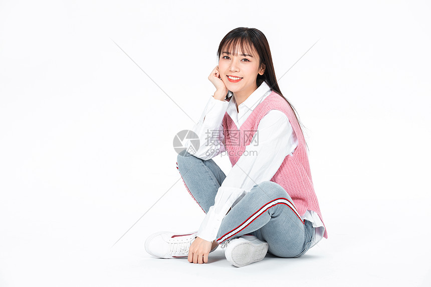 成人教育美女大学生坐在地上