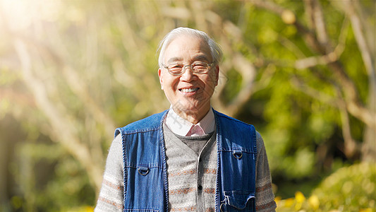 积极阳光老年男人微笑形象背景