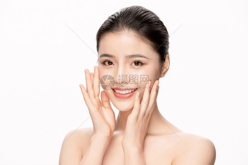 年轻美女美容护肤面部护理图片