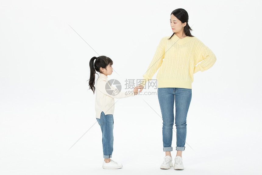 女儿和妈妈生气冷战图片