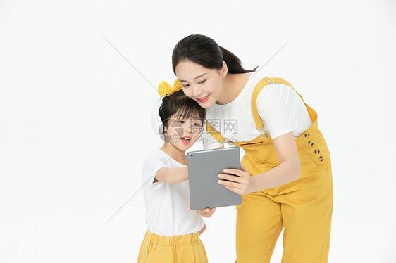 妈妈陪伴孩子学习网络教育课程图片