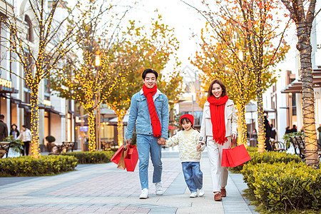 春节回家一家三口户外逛街背景