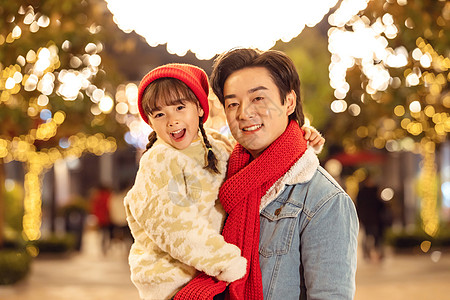 父女新年夜晚逛街高清图片