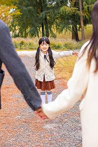 爸爸妈妈女儿女儿等待爸爸妈妈拥抱背景