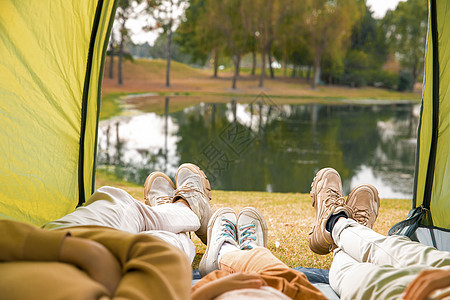 一家三口躺在帐篷里欣赏风景互动高清图片素材