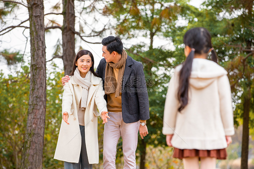 年轻爸妈向女儿招手示意过来图片