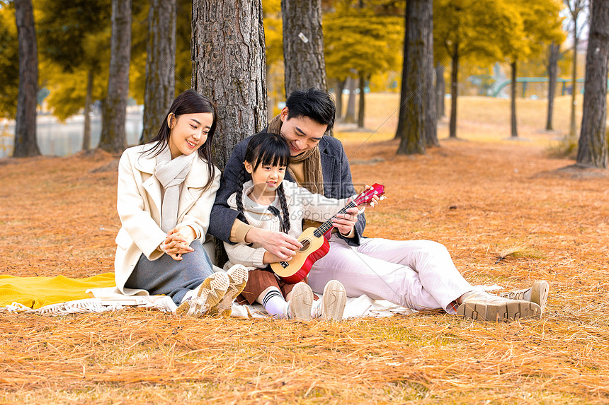 年轻爸妈陪女儿弹尤克里里图片