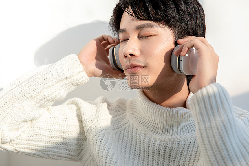 青年男性居家听音乐