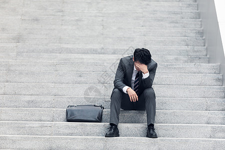 商务男性下班回家崩溃图片