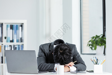 商务男性办公室趴在桌子上休息图片