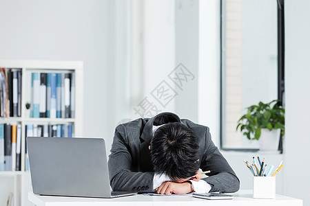 商务男性办公室趴在桌子上休息图片