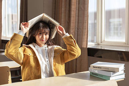 女生头坐在教室学习的女大学生背景