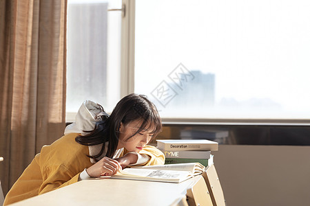 坐在教室学习的女大学生高清图片