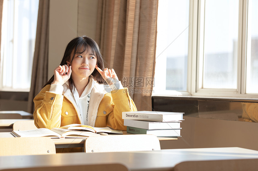 坐在教室学习的女大学生