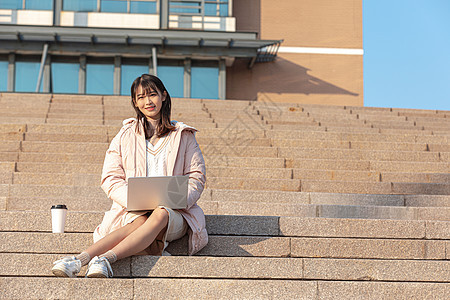 青年女性学习图片