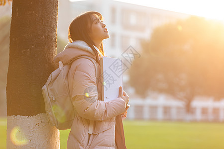 年轻女孩夕阳下的女大学生背景