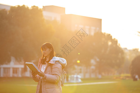 最可爱的人夕阳下的女大学生背景