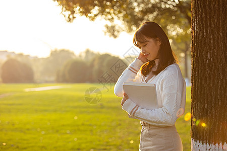 夕阳下的女大学生图片