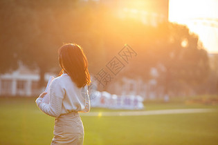 夕阳下的女大学生图片